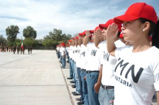 Jóvenes del Servicio Militar Nacional saludan a la bandera durante el acto conmemorativo de la
Batalla de Puebla.
