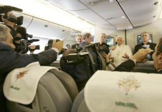 En el avión que lo llevó de Roma a Sao Paulo, el Papa Benedicto XVI apoyó la decisión de obispos mexicanos para negar la comunión a diputados del DF que aprobaron despenalizar el aborto. El Pontífice llegó ayer a Brasil en su primera visita a América Latina. (AP)