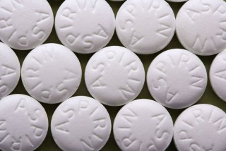 Los beneficios de la aspirina dependen de la edad, el sexo, la raza o el país de origen de los pacientes.