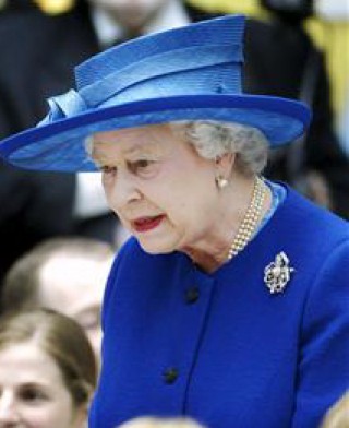 Pretenden incluir a la reina Isabel II de Inglaterra en las averiguaciones que se realizan sobre la muerte de la princesa Diana. (EFE)

