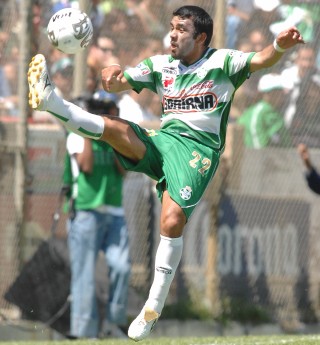 Carlos Cariño fue puesto transferible desde el término de la temporada, según lo manifestado por el propio jugador, quien militó siete años en Santos Laguna y fue campeón con el equipo local en el Torneo de Verano 2001. (Archivo)