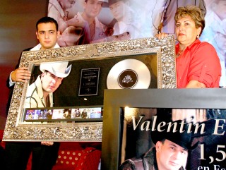 Los tres galardones fueron entregados por la disquera Universal a Camila Valencia, mamá del también llamado “Gallo de Oro”, y a Francisco “El Chico” Elizalde, hermano del artista. (El Universal)