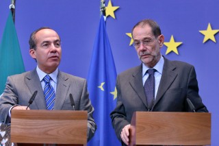El presidente Felipe Calderón Hinojosa; en el marco de su gira de trabajo por Bélgica, durante una conferencia de prensa en el consejo de la Unión Europea; en conjunto con el secretario general del Consejo de la Unión Europea, Javier Solana. 