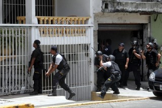 Agentes estatales registran una casa en Villahermosa, tras registrarse un enfrentamiento entre policías y sicarios, ocurrido en la carretera que enlaza a Villahermosa con el municipio de Nacajuca. (EFE)


