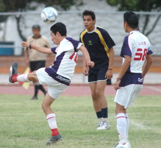 Este domingo 24 de  junio se jugarán las finales de las categorías de Primera, Primera A y Master del Torneo Apertura 2007, organizado por la Liga de Futbol Centenario de Gómez Palacio. (Archivo)