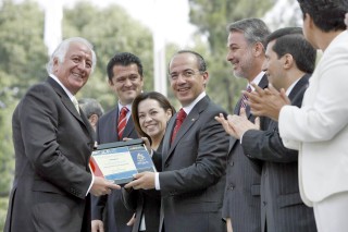 El presidente Felipe Calderón Hinojosa, durante la premiación de la Olimpiada Nacional 2007; que tuvo lugar en la explanada del monumento a Don Francisco I. Madero de la residencia oficial de Los Pinos. (Notimex) 
