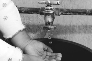 En la colonia Del Bosque aún sufren por la baja presión en el servicio de agua potable.