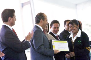 El presidente de México, Felipe Calderón Hinojosa, entregó ayer becas de educación media superior para estudiantes del Conalep, en Metepec, Estado de México. (Notimex)