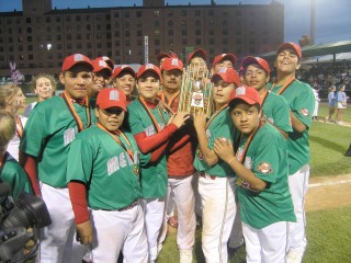 México obtuvo ayer el título de la Serie Mundial de Beisbol Infantil Kal Ripken Jr., al blanquear a Tampa Bay 8-0 en la gran final. (Cortesía Conade)
