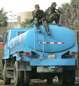 Dos militares resguardan una pipa de agua en la ciudad de Pisco, Perú, en donde el vital líquido escasea luego del terremoto que sacudiera a Perú el pasado miércoles. (AP)