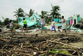 El huracán “Dean” dejó graves destrozos en la playa de Tecolutla, Veracruz.
