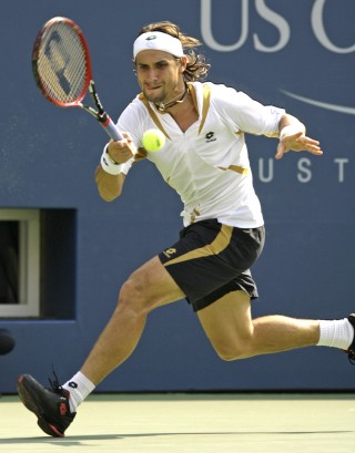 Luego de eliminar a Rafael Nadal, el también español, David Ferrer, ahora venció a Juan Ignacio Chela, en el Abierto de Tenis de los Estados Unidos. (AP)