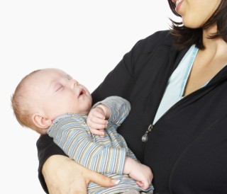 Arrullar a bebés con el brazo derecho es signo de estrés
