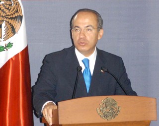 Felipe Calderón Hinojosa se manifestó contento porque se dejó a un lado los intereses parlamentarios en la aprobación de las reformas, las cuales ayudarán al desarrollo del país. (Archivo)