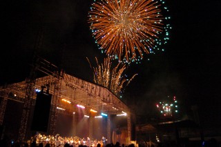 La Camerata de Coahuila cerró el festejo del Centenario, que deleitó a miles con música y pirotecnia. (Fotografía de Ángel Padilla)