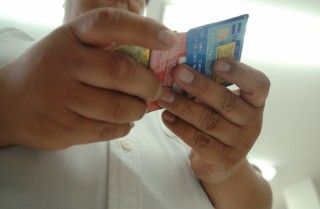 Con una nueva normativa, los usuarios de tarjeta de crédito bancaria podrán hacer cancelaciones en forma más ágil de su dinero plástico.