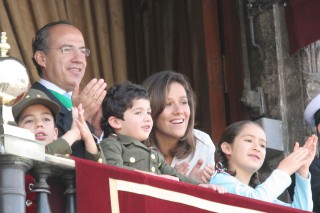 El presidente Felipe Calderón, acompañado de su familia desde el balcón al paso del desfile militar. (EL UNIVERSAL)