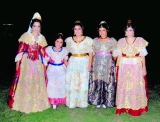 Paulina, Isabel, Pily, Lucía y Cecy vistieron trajes típicos de las provincias de España.