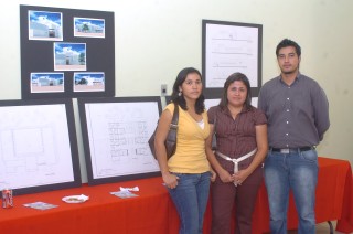 Los alumnos de la Escuela de Arquitectura de la UAC, Gina Monroy Borja, Rosalinda Ramírez Ibarbuen y Mario Eduardo Flores Díaz, fueron los ganadores del proyecto de construcción de la Villa Olímpica de la UDT.