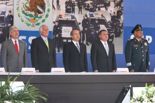 El presidente Felipe Calderón, acompañado por el gobernador Marcelo de los Santos y el secretario de Seguridad Pública Federal, Genaro García, al poner en marcha el Nuevo Modelo Institucional de Policía. (El Universal)
