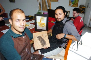 Ángel Hernández y Juan M. Zaragoza muestran su obra, parte de la cual está expuesta en el Festival Cervantino en Guanajuato. (Fotografía de Érick Sotomayor)