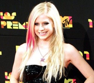 Avril Lavigne condicionó el deseo de estar unos segundos con ella durante el evento que se realizó en una tienda de discos situada al sur de la ciudad. (El Universal)