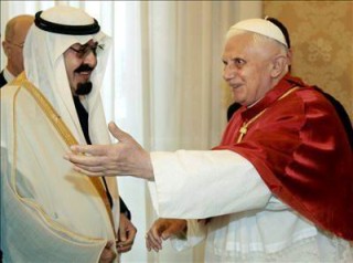 El rey de Arabia Saudita Abdullah Bin Abdulaziz Al Saud saluda al papa Benedicto XVI durante la reunión que han mantenido en Ciudad del Vaticano, el 6 de noviembre de 2007. (EFE)
