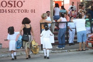 Ausentismo del 50 por ciento en promedio, se registró en las aulas durante el reinicio del ciclo escolar, suspendido durante tres semanas a causa de las graves inundaciones en Villahermosa, Tabasco. (El Universal)