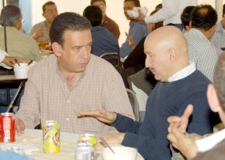 Carlos Salinas de Gortari acompañado del gobernador Humberto Moreira, en el ejido Batopilas. (El Universal)