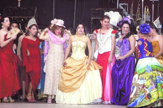 Con su vestido de gala y luces, antes de ser coronada, Thalía, sonrie a la gente del pueblo que asistió a la fiesta de la Vela. (Fotografía de El Universal)
