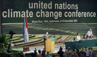 El ministro de Medio Ambiente indonesio, Rachmat Witoelar (centro), ofreció ayer un discurso durante la ceremonia de apertura de la XIII Conferencia de Naciones Unidas sobre Cambio Climático en Nusa Dua, Bali en Indonesia. (AP)