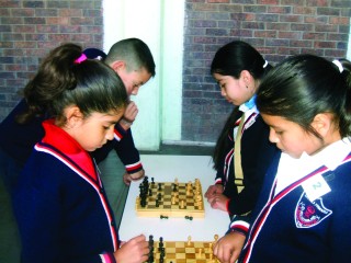 Niños de la Zona Escolar participaron en un torneo de ajedrez.