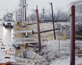 Casi 600 mil hogares y empresas en Oklahoma se quedaron sin electricidad a causa de una tormenta invernal. (AP)