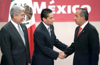 Felipe Calderón saluda al nuevo secretario de Gobernación, Juan Camilo Mouriño, los acompaña el ex secretario, Francisco Ramírez Acuña. (AP)