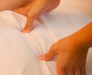 El shiatsu es una técnica de masaje japonés, que se basa en la presión sobre diversas partes del cuerpo y sobre los canales utilizados en acupuntura por medio de presiones con los dedos principalmente el pulgar y manos, e incluso codos o rodillas. 