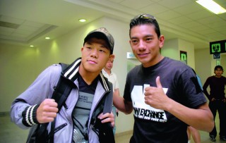 Koki Kameda y Cristian Mijares se encontraron en el Aeropuerto Francisco Sarabia, el japonés viene a entrenar en el establo del campeón del mundo. (Fotografías de Jesús Galindo)