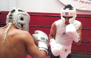 El japonés Koki Kameda y Cristian Mijares intercambiaron golpes ayer durante el primer entrenamiento entre ambos, mismo que tuvo lugar en el Gimnasio Rochmar. 
(Fotografías de Ángel Padilla R.)