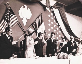 En la imagen los presidentes Adolfo López Mateos y John F. Kennedy brindan durante la visita del mandatario de EU a nuestro país. (El Universal)