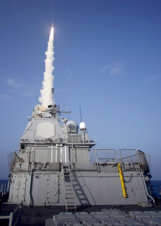 La Marina estadounidense mostró ayer imágenes del lanzamiento de un misil táctico modificado, disparado desde el crucero Lake Erie, que impactó con éxito en el satélite espía estropeado. (EFE)