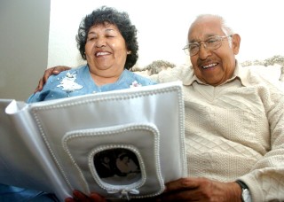 María Gómez y Andrés Arellano platican en la sala de su casa, las vivencias que han tenido durante 50 años que llevan casados.