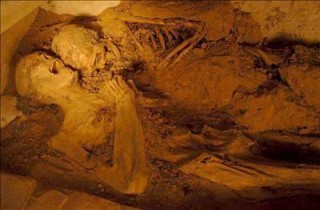 Los cuerpos momificados de dos personas que fueron encontrados durante un proceso de fumigación en el museo del monasterio de La Luz, en el centro de Sao Paulo, Brasil, y que se presume pueden pertenecer a monjas que vivieron en el siglo XIX. (EFE)