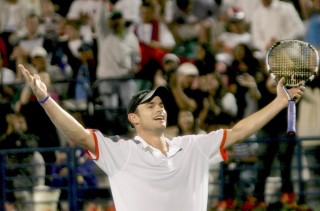 El tenista estadounidense Andy Roddick celebra su triunfo en el partido contra el serbio Novak Djokovic, en semifinales del torneo de Dubai, Emiratos Arabes Unidos. (EFE)