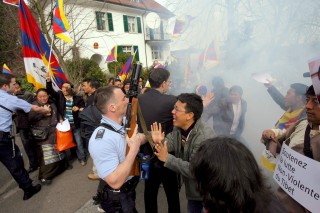 Manifestantes tibetanos se enfrentaron ayer a la Policía durante una protesta realizada ante el Consulado chino de Zurích (Suiza), para protestar contra los violentos disturbios del Tíbet. (EFE)