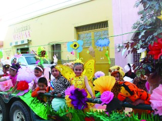 Jardines de niños participaron en un lucido desfile con motivo de la próxima entrada de la primavera.