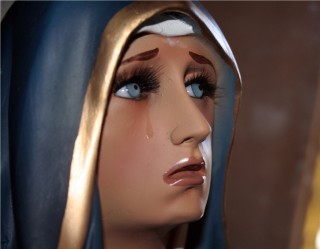 En la colonia Estrella del municipio de Pedro Escobedo, Querétaro, feligreses aseguran haber visto brotar lágrimas de la imagen de la Virgen de Dolores. Esto ha provocado la llegada de cientos de creyentes a la capilla. (El Universal)