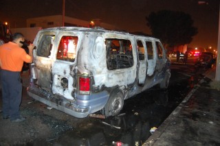 En estas condiciones quedó la Ford Tritón tipo Van, luego de ser incendiada con el cuerpo dentro de un hombre, la madrugada de ayer en avenida Arista y calle Juan Gutenberg.