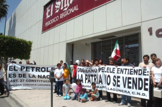 Integrantes de diversas organizaciones civiles realizaron ayer una manifestación contra la reforma energética promovida por el Gobierno Federal para permitir la inversión extranjera en Pemex.