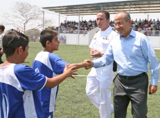 El presidente Felipe Calderón abandera la Unidad Deportiva Chipitlán-Lázaro Cárdenas, en el marco del programa Rescate de Espacios Públicos. (El Universal)