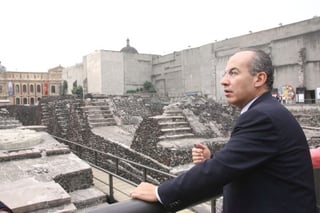 De turista
El presidente Felipe Calderón y su esposa, Margarita Zavala, realizaron ayer un improvisado recorrido por el Templo Mayor, en el Centro Histórico de la Ciudad de México. (Notimex)