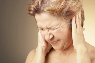 Lo importante, cuando se detecta la enfermedad, es acudir con un especialista, pues es un síntoma de la posible pérdida paulatina de audición.